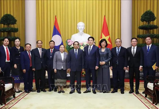 El presidente vietnamita, Luong Cuong, el miembro permanente de la Secretaría del Comité Central del Partido Popular Revolucionario de Laos (PPRL) y vicepresidente del país, Bounthong Chitmany, y delegados. (Fuente: VNA)