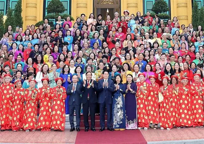 El presidente Luong Cuong se reúne con distinguidas mujeres mayores. (Fuente: VNA)