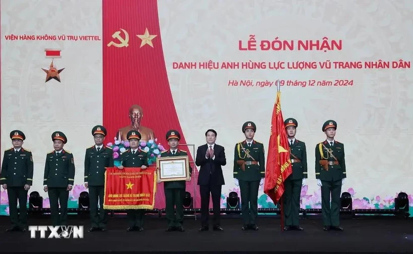 El presidente de Vietnam, Luong Cuong, otorgó el título de Héroe de las Fuerzas Armadas Populares al Instituto Aeroespacial Viettel. (Fuente: VNA)