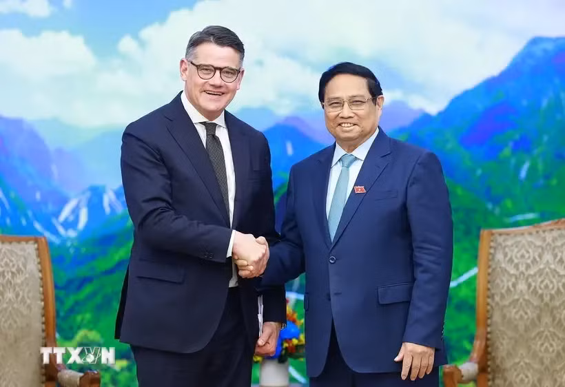 El primer ministro vietnamita, Pham Minh Chinh, y el ministro-presidente de ese estado alemán, Boris Rhein. (Fuente: VNA)