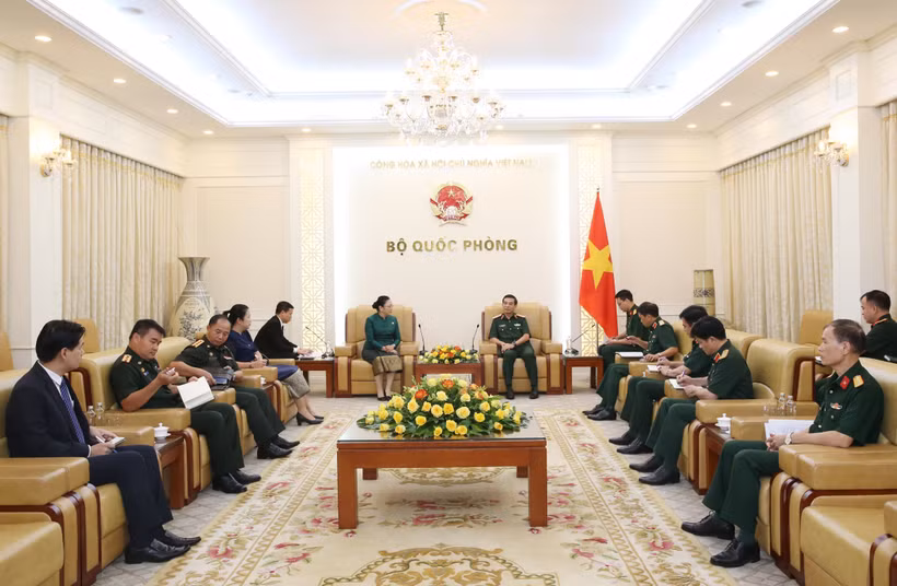 El ministro de Defensa de Vietnam, general Phan Van Giang, recibe a la embajadora de Laos en el país, Khamphao Ernthavanh. (Fuente:VNA)