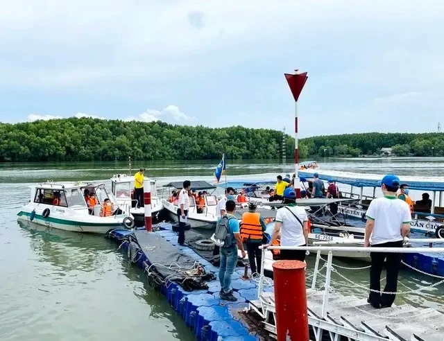 Los residentes y turistas de Ciudad Ho Chi Minh disfrutan de los recorridos por el río. (Foto: thanhnien.vn)