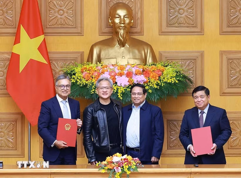 El primer ministro vietnamita, Pham Minh Chinh, (segundo a la derecha) y Jensen Huang, presidente y director general de NVIDIA, presenciaron la ceremonia de firma del Acuerdo de Cooperación entre el Gobierno de Vietnam y el grupo estadounidense.(Foto: VNA)
