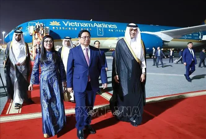 El primer ministro Pham Minh Chinh y su esposa llegan a Qatar. (Foto: VNA)