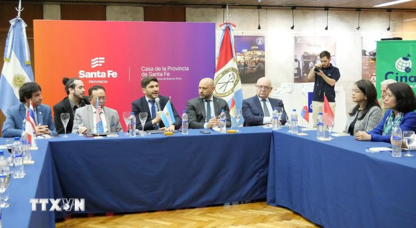 El gobernador de la provincia de Santa Fe, Maximiliano Pullaro, habla en el foro. (Fuente: VNA)
