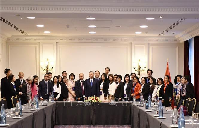 El secretario general del Partido Comunista y presidente de Vietnam, To Lam, con los intelectuales connnacionales. (Foto: VNA)