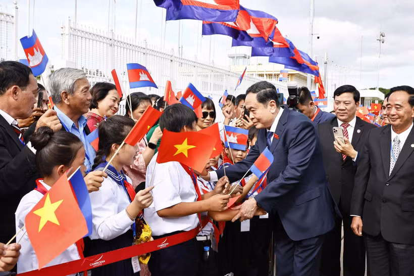 Ceremonia de bienvenida del presidente de la Asamblea Nacional de Vietnam, Tran Thanh Man, en el Aeropuerto Internacional de Phnom Penh. (Fuente: VNA)