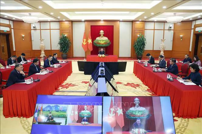 El secretario general del Partido Comunista de Vietnam (PCV), To Lam, sostiene conversaciones telefónicas con el secretario general del Partido Popular Revolucionario (PPRL) y presidente de Laos, Thongloun Sisoulith (Fuente: VNA)