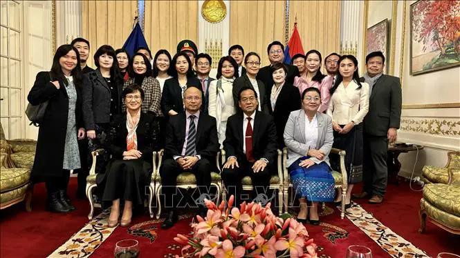 Funcionarios de las Embajadas de Vietnam y de Laos en Francia (Fuente: VNA)
