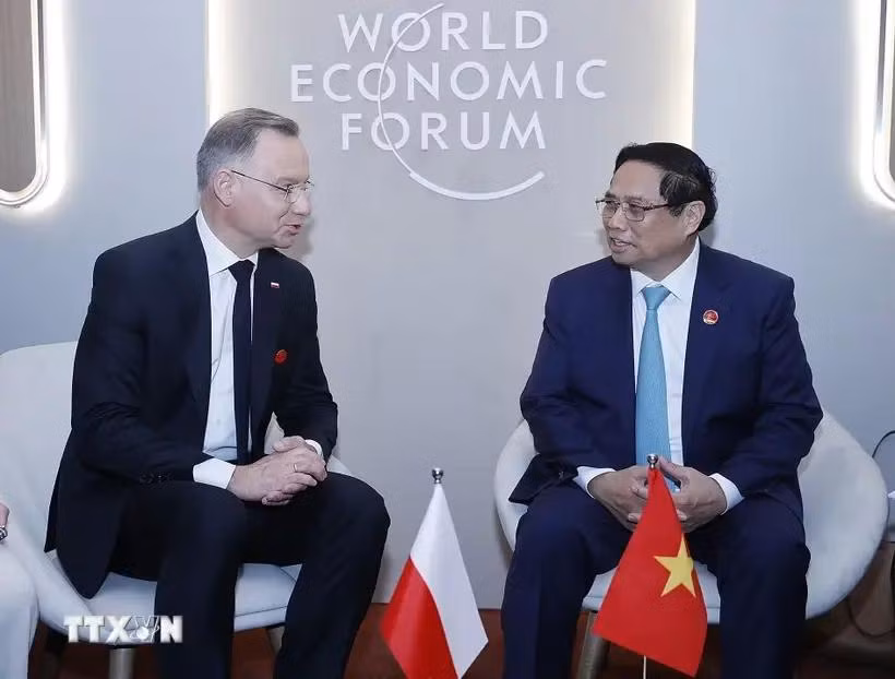 El primer ministro de Vietnam, Pham Minh Chinh (derecha), se reúne con el presidente de Polonia, Andrzej Duda, (Foto: VNA)