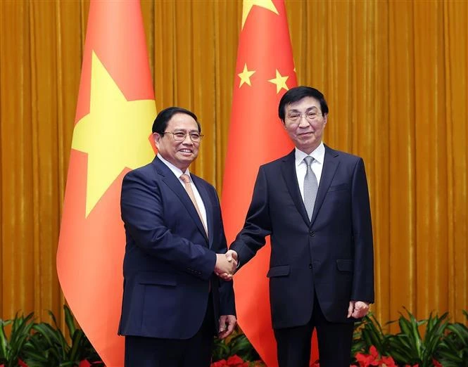 El primer ministro de Vietnam, Pham Minh Chinh, se reúne con Wang Huning, miembro del Comité Permanente del Buró Político del Comité Central del Partido Comunista de China (PCC) y presidente del Comité Nacional de la Conferencia Consultiva Política del Pueblo Chino (CCPPCh). Foto (VNA)
