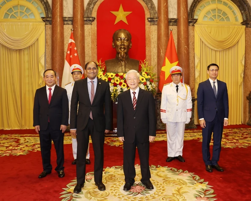 El secretario general del Partido Comunista y presidente de Vietnam, Nguyen Phu Trong, recibió Jaya Ratnam, embajador de Singapur en el país, quien le presentó sus cartas credenciales.(Fuente:VNA)