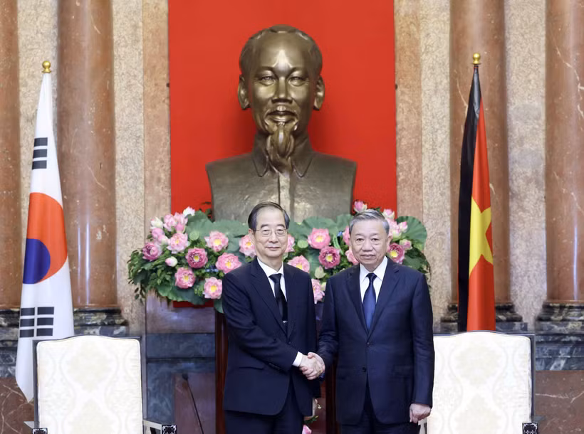 El presidente vietnamita, To Lam, y el primer ministro de Corea del Sur, Han Duck Soo. (Fuente:VNA)