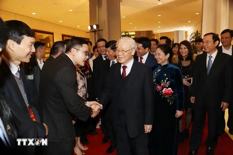El secretario general del PCV y presidente Nguyen Phu Trong, su esposa y residentes vietnamitas en el extranjero asistieron al programa "Primavera de la Patria" de 2019. (Fuente: VNA)