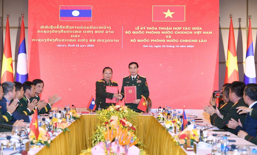 El ministro de Defensa de Vietnam, general Phan Van Giang (derecha), y el vicepremier y titular de la cartera de Defensa de Laos, Chansamone Chanyalath, codirigieron un ejercicio conjunto de combate contra delitos transfronterizos relacionados con las drogas (Fuente: VNA)