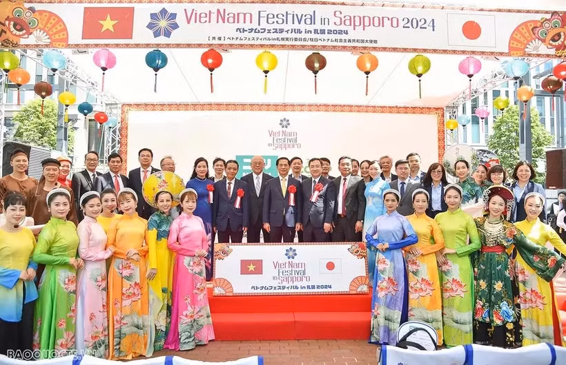 Los delegados que asisten al tercer Festival de Vietnam en la ciudad de Sapporo, Hokkaido, Japón, toman fotografías de recuerdo. (Fuente: baoquocte.vn)