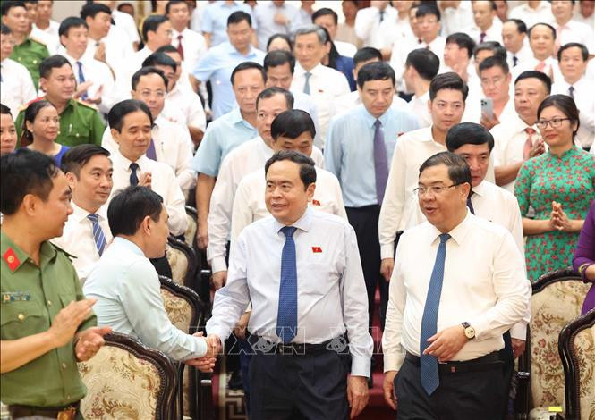 El presidente de la Asamblea Nacional, Tran Thanh Man, y los delegados en la reunión (Fuente: VNA)