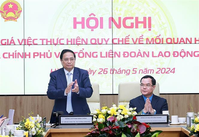 El primer ministro Pham Minh Chinh en la reunión para evaluar los resultados de la implementación del Reglamento sobre las relaciones laborales entre el Gobierno y la Confederación General del Trabajo de Vietnam (Fuente: VNA)