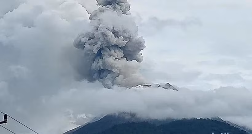 El monte Lewotobi Laki-Laki en la isla de Flores, de la provincia indonesia de Nusa Tenggara, entró en erupción el 3 de noviembre (Fuente: Detiknews)