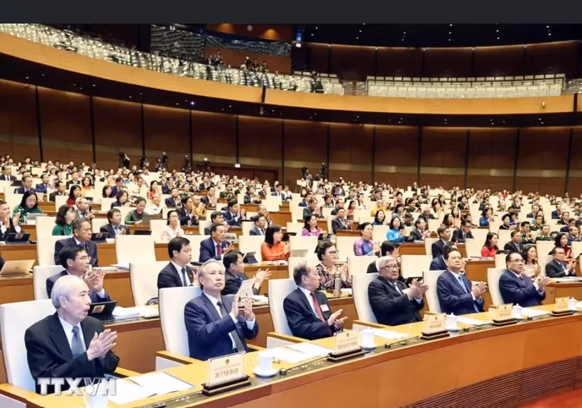 Los diputados de la Asamblea Nacional (AN) de Vietnam de la XV Legislatura evalúan el progreso del plan de desarrollo socioeconómico para 2024 (Fuente: VNA) 