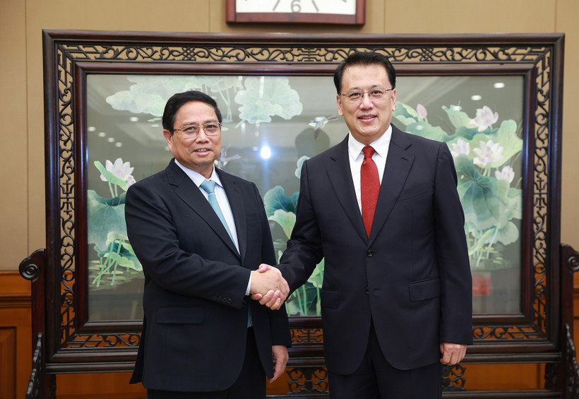 El primer ministro de Vietnam, Pham Minh Chinh (izquierda), se reunió con Yuen Jiajun, secretario del Comité del Partido Comunista en la ciudad de Chongqing (Fuente: VNA)
