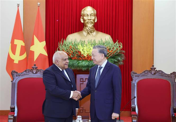 El secretario general del Partido Comunista de Vietnam, To Lam, (D) recibe al saliente embajador cubano, Orlando Nicolás Hernández Guillén. (Fuente: VNA)