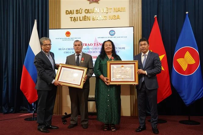 Entregan órdenes y medallas de Amistad a los miembros de la Asociación de Amistad Rusia-Vietnam. (Fuente:VNA)