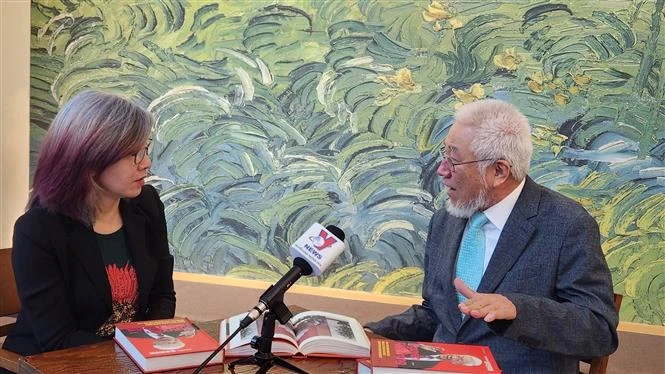 El autor Cho Chul-hyeon en la entrevista. (Fuente:VNA)