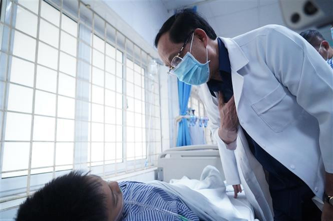El vicepresidente de la Asamblea Nacional, Tran Quang Phuong, visita a las víctimas del incendio en el Hospital del Transporte en Hanoi. (Fuente:VNA)