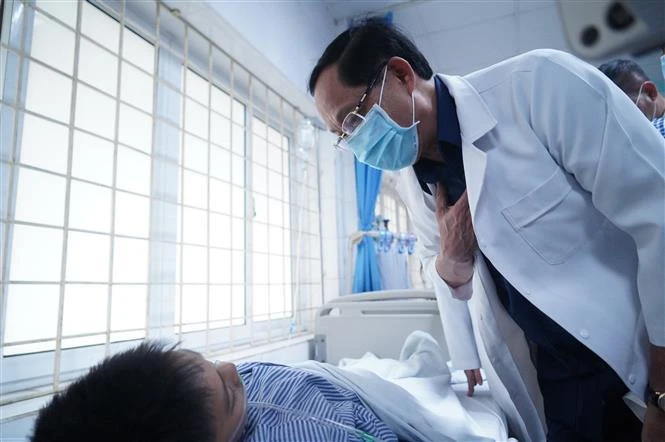 El vicepresidente de la Asamblea Nacional, Tran Quang Phuong, visita a las víctimas del incendio en el Hospital del Transporte en Hanoi. (Fuente:VNA)