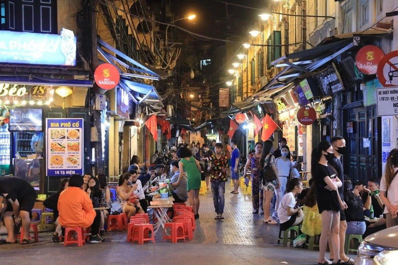 Calle de Ta Hien, uno de los lugares capitalinos de vida nocturna, que atrae a muchos turistas. (Fuente:VNA)