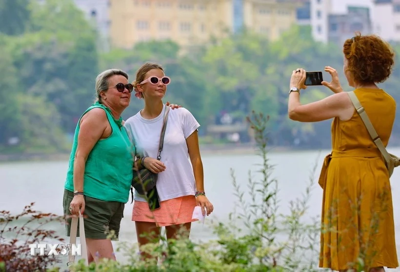 Turistas extranjeros en Hanoi. (Fuente:VNA)