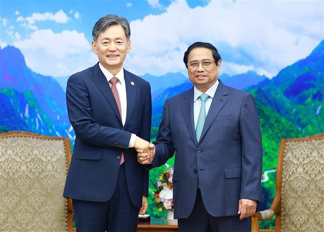 El primer ministro vietnamita, Pham Minh Chinh, (D) y el comisionado general de la Agencia Nacional de Policía de Corea del Sur, Cho Ji-ho. (Fuente: VNA)