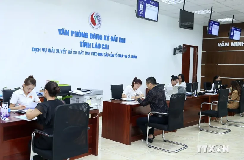 En la unidad administrativa de una sola puerta del Centro de Servicios de Administración Pública en la provincia de Lao Cai (Fuente: VNA) 
