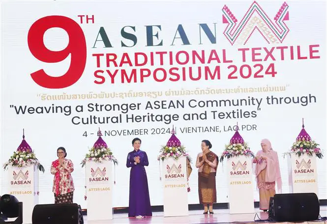 La señora Ngo Phuong Ly, esposa del secretario general del PCV (segunda desde la izquieda), To Lam, asistió a la novena Conferencia de Textiles y Confecciones de la ASEAN (Fuente:VNA)