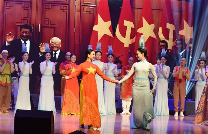 Una de las actuaciones artísticas para conmemorar el 30º aniversario de la amistad Hanoi-Beijing. (Fuente:VNA)