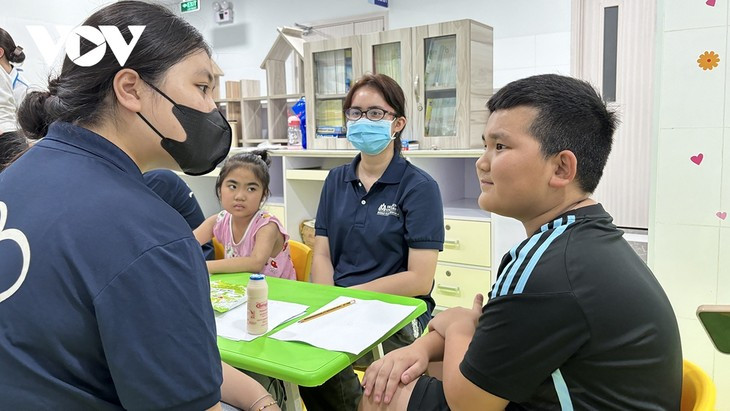 Nguyen Hoang Bao, de 9 años, que vive en Lam Dong, conversa con entusiasmo en inglés con la maestra. (Foto: Internet)