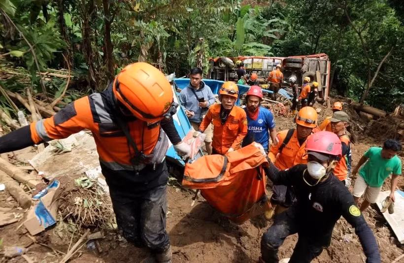 Los equipos de búsqueda y rescate encontran 10 cuerpos arrastrados o enterrados bajo toneladas de lodo y escombros (Fuente: Xinhua)