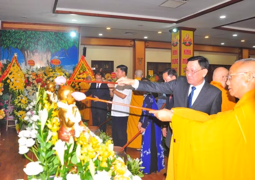 Los delegados realizan ritual de bañar al Buda. (Foto: Vietnam+)