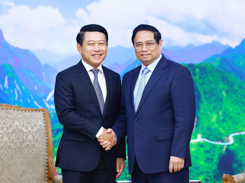 El primer ministro de Vietnam, Pham Minh Chinh, recibe a Saleumxay Kommasith, viceprimer ministro y canciller de Laos, (Foto: VNA)