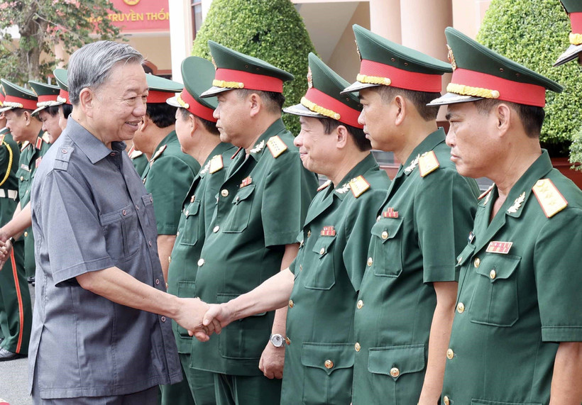 El presidente To Lam visita la brigada de ingenieros 25. (Foto: VNA)