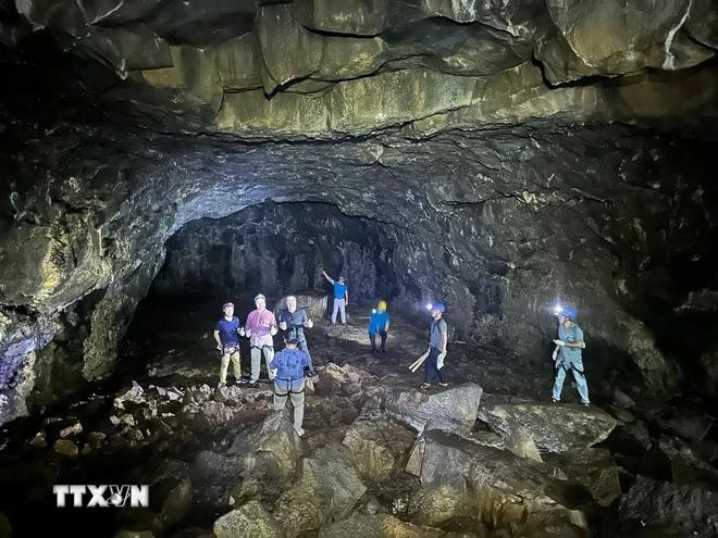 La delegación de expertos de la UNESCO estudia el sistema de cuevas en Dak Nong. (Foto: VNA)