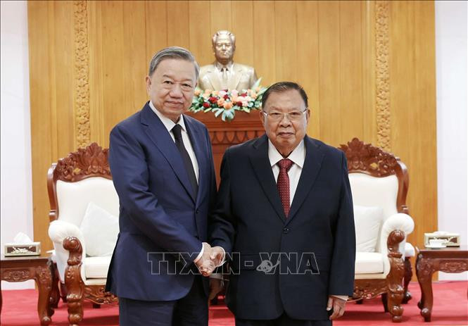 El presidente To Lam y el exsecretario general del PPRL y expresidente de Laos, Laos Bounnhang Vorachith. (Foto: VNA)