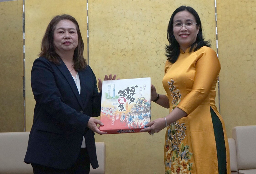 La vicepresidenta del Comité Popular de la ciudad vietnamita de Da Nang, Nguyen Thi Anh Thi, entrega obsequio a Satomi Iwashige, vicerrectora a cargo de estrategia y relaciones internacionales de la Universidad de la prefectura japonesa de Nagasaki. (Foto: VNA)