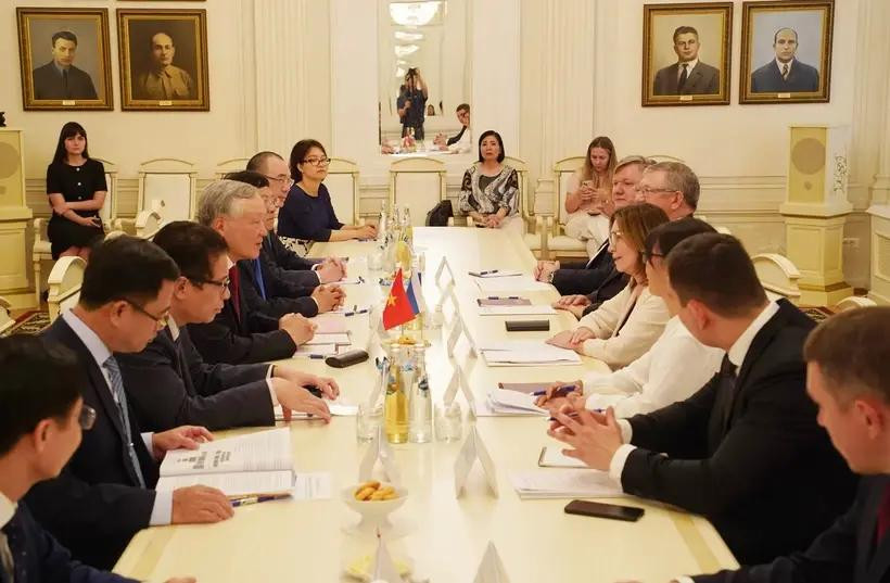 El presidente del Tribunal Popular Supremo de Vietnam, Nguyen Hoa Binh, y su homóloga rusa Irina Podnosova.