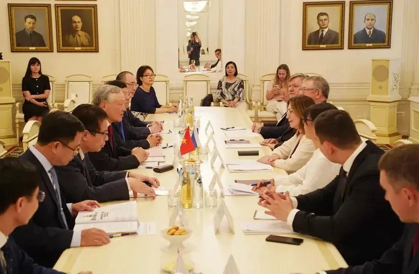 El presidente del Tribunal Popular Supremo de Vietnam, Nguyen Hoa Binh, y su homóloga rusa Irina Podnosova.