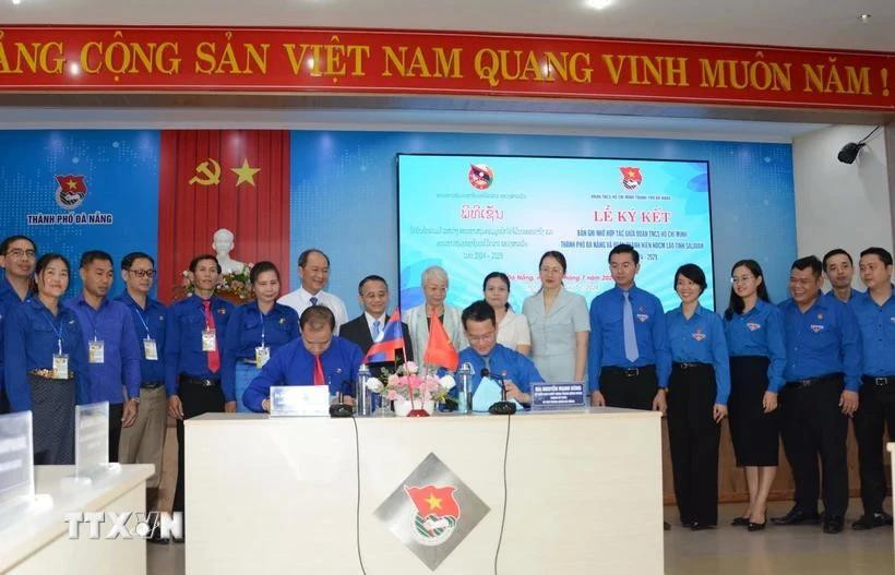 Las organizaciones juveniles de la ciudad de Da Nang y la localidad laosiana de Salavan firman el memorando de entendimiento. (Foto: VNA)