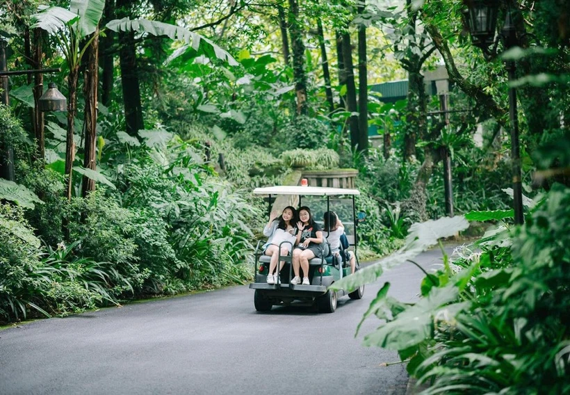 Los turistas disfrutan de actividades turísticas durante su estancia en el resort Meliá Ba Vi. (Fuente: hanoimoi.com.vn)
