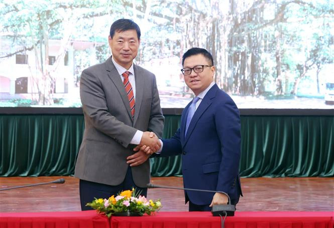 El editor jefe del diario Nhan Dan (Pueblo), Le Quoc Minh (derecha), y el presidente y director general de la Agencia de noticias Yonhap de Corea del Sur, Hwang Dae-il (Fuente: VNA)