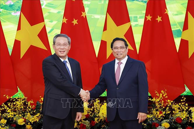 El primer ministro vietnamita, Pham Minh Chinh, y su homólogo chino, Li Qiang. (Fuente:VNA)